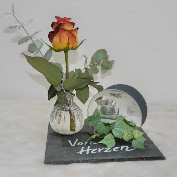 Rose auf Schieferplatte mit Teelicht Bild 1