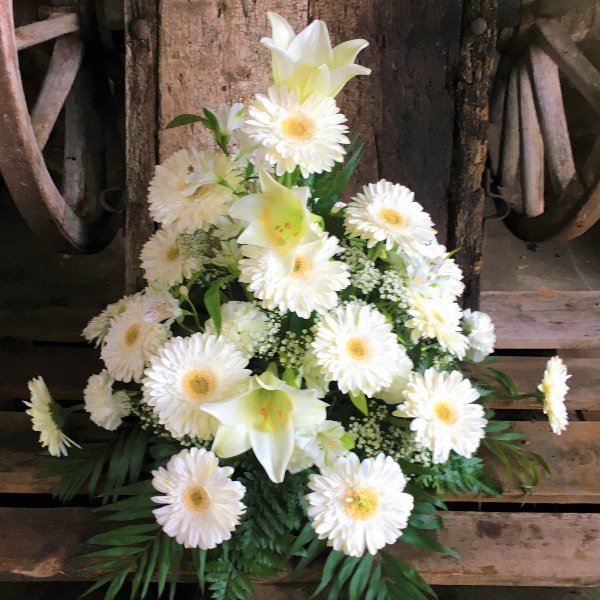 Blumengesteck weiße Gerbera und Lilien Bild 1