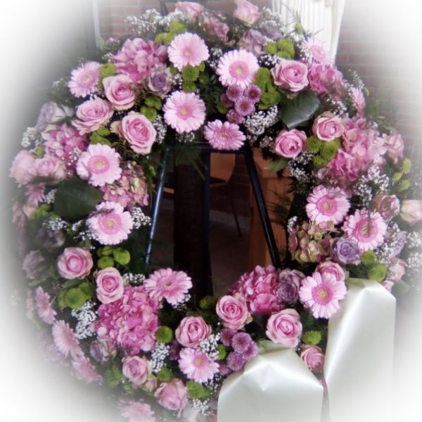 Trauerkranz mit rosa und weißen Blüten der Saison Bild 1