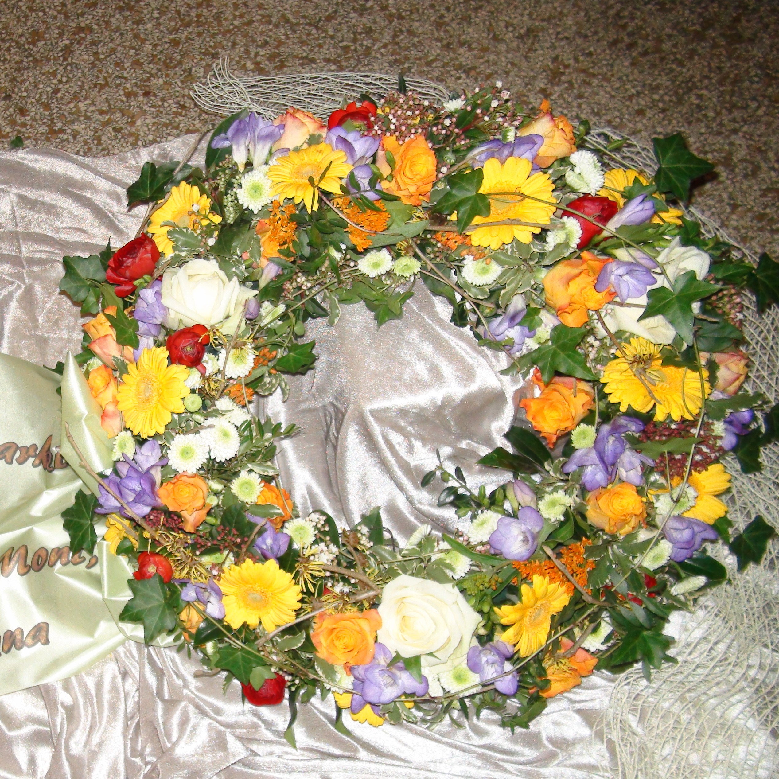 Trauerkranz rundgesteckt mit bunten Blumen der Saison Bild 1