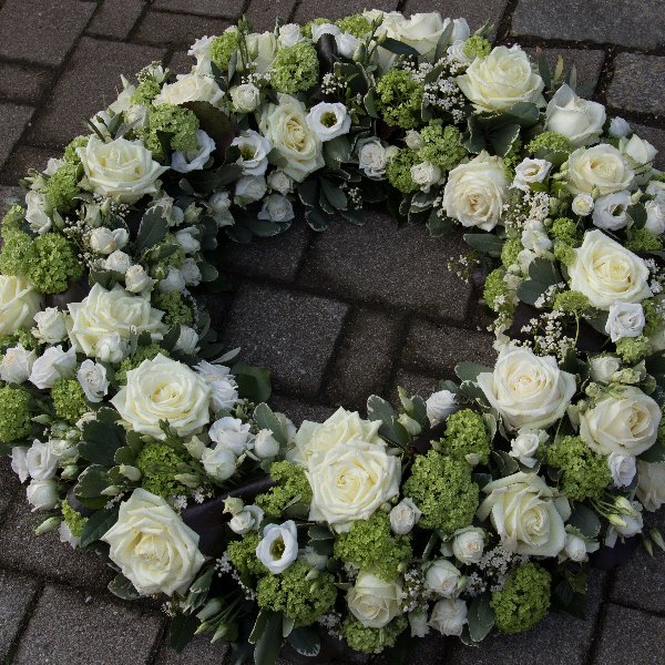 Trauerkranz rundgesteckt mit weißen Rosen Bild 1