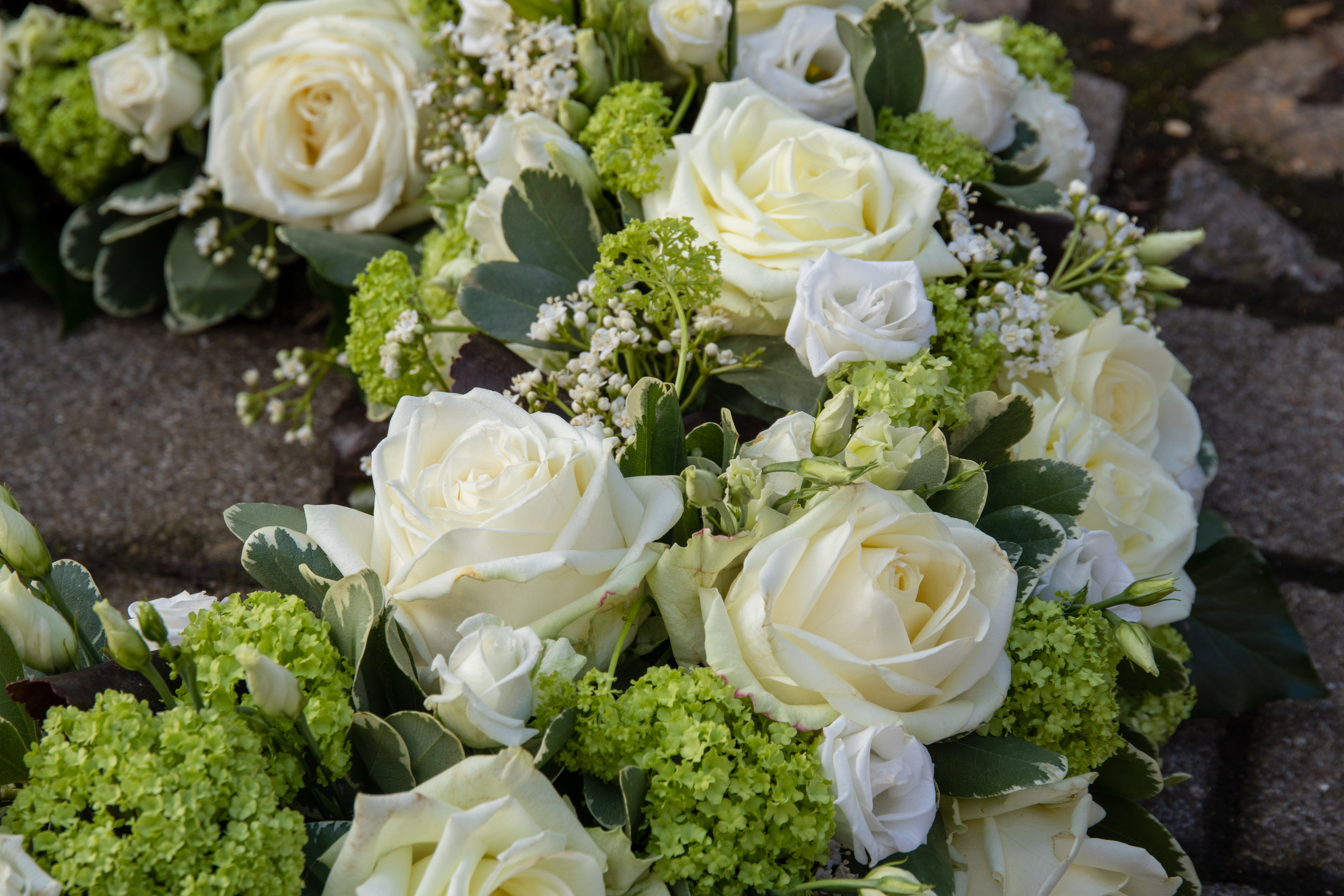 Trauerkranz rundgesteckt mit weißen Rosen Bild 2