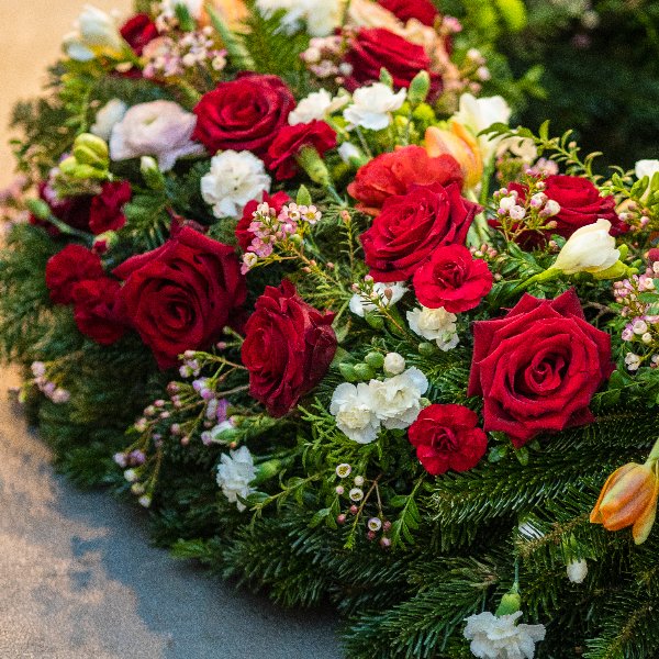 Trauerkranz rundgesteckt mit Rosen und Nelken Bild 2